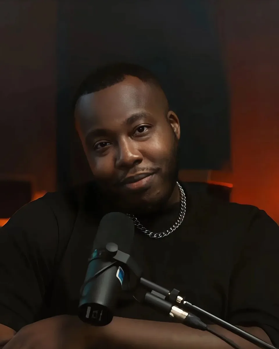 Foxx au micro, dans le studio Big Managa